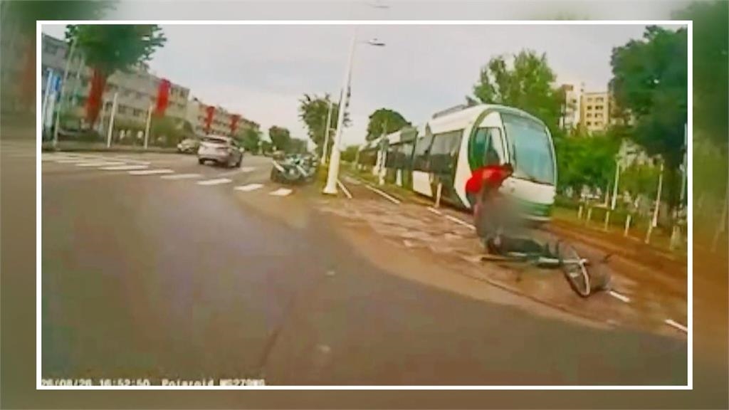 輕軌旁腳踏車騎士倒地抽蓄! 民眾、輕軌人員緊急協助救人