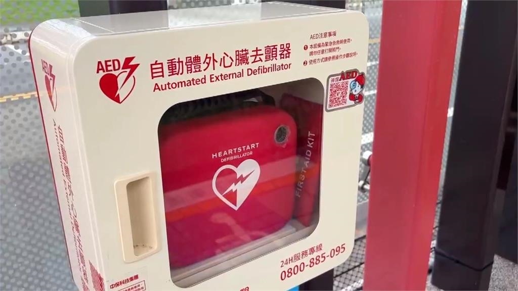 輕軌旁腳踏車騎士倒地抽蓄! 民眾、輕軌人員緊急協助救人