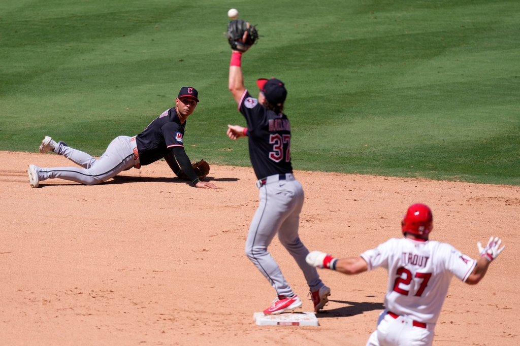 MLB(影)/老兄你打到自己人了!巴札納挨105.6英里重擊留下「棒球縫線刺青」