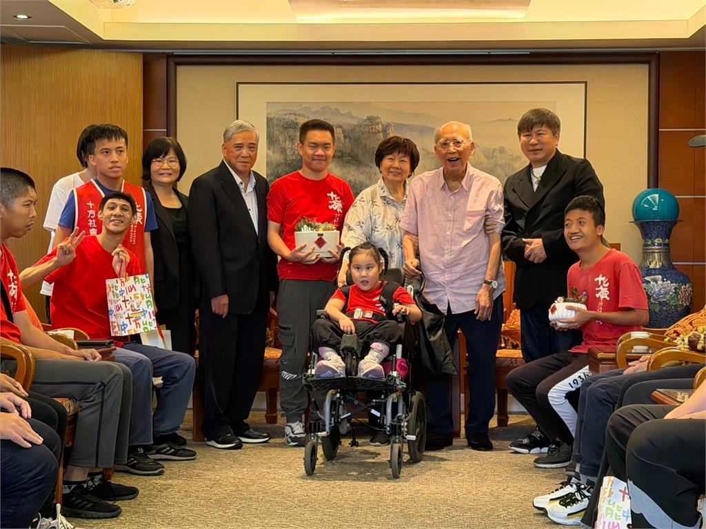 綜藝天王胡瓜帶十方啟能中心院童 「快閃感恩」前內政部長吳伯雄當年暖心協助