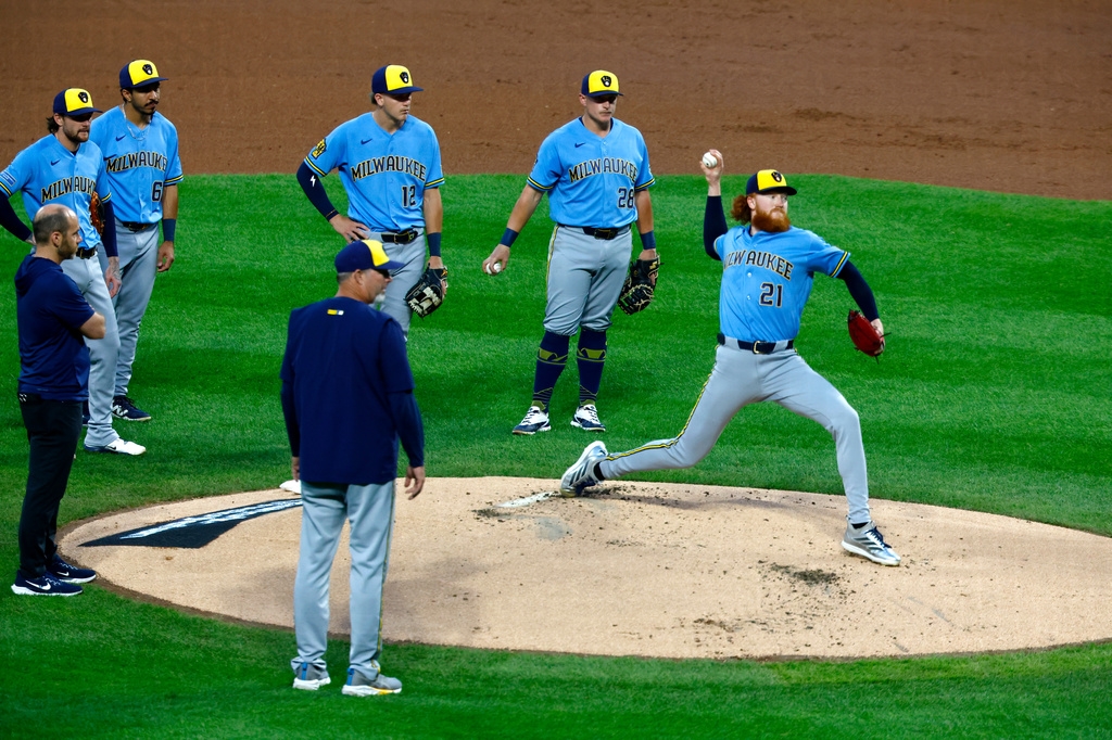 MLB(影)／才投第1球就出意外！梅伊被106英里強襲球直擊背部痛苦彎腰退場