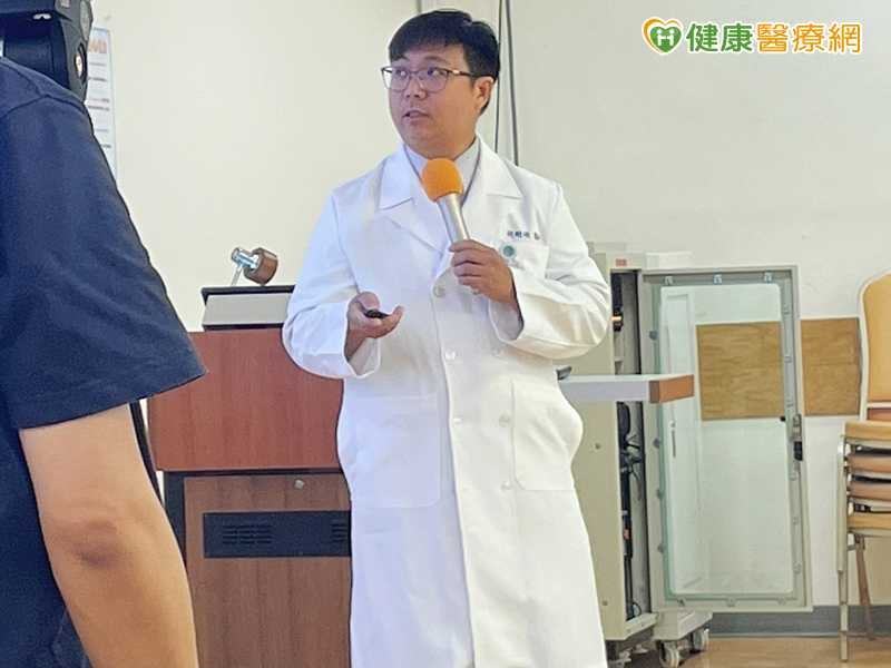 72歲男植牙沒幾年就搖晃!醫揭背後原因 術後「這些事」別忽略