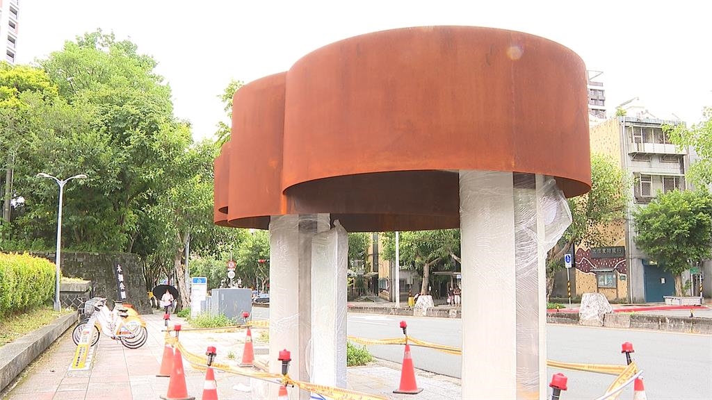 亂花錢？北市吸菸區裝了又拆　天價遮陽傘竣工日延到冬天