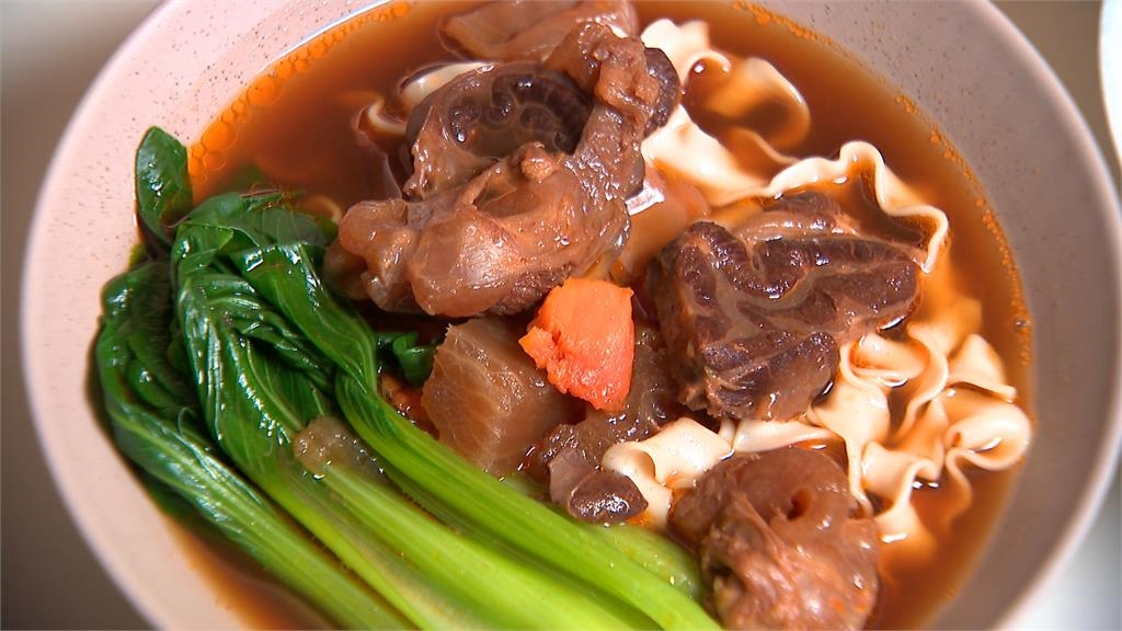 重陽節傳愛! 藝人吳皓昇開箱"暖心牛肉麵"送進獨居長者家