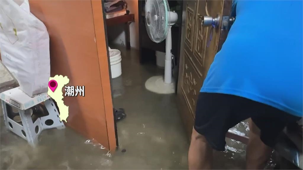 吳郭魚游出魚塭! 屏東潮州居民抓魚苦中作樂續清家園