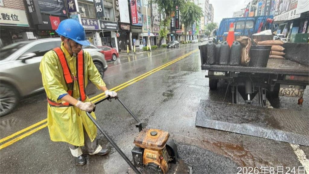 大雨中最美風景! 高雄23組工班風雨無阻修補坑洞