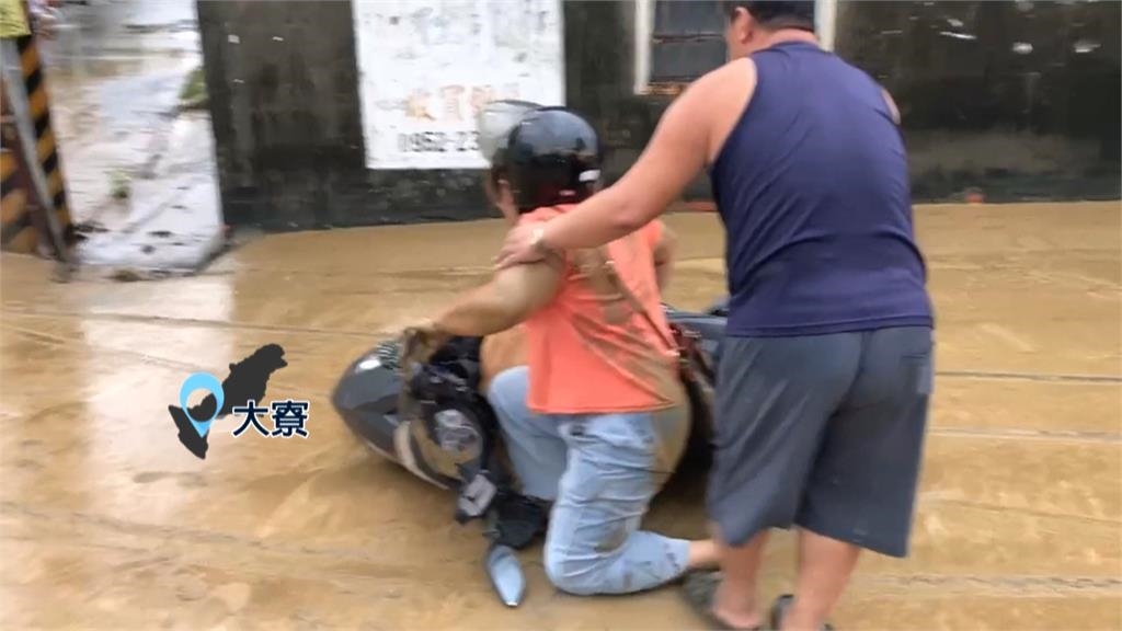 強降雨襲高雄!小港區上班時段大塞車 大寮騎士打滑自摔