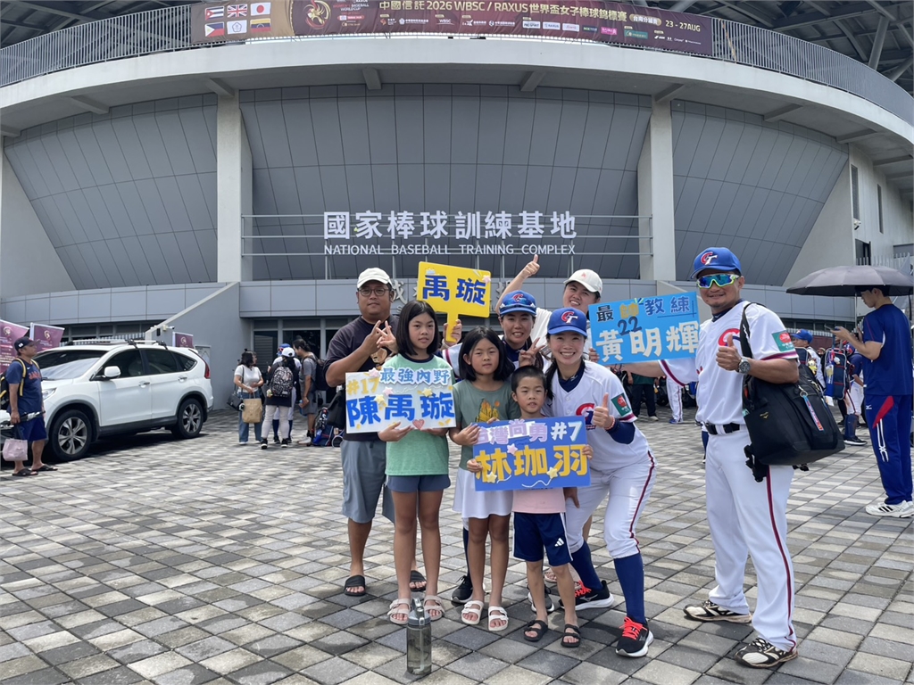 不畏風雨相挺  中華台北女子棒球隊晉級6強  取得世界盃門票