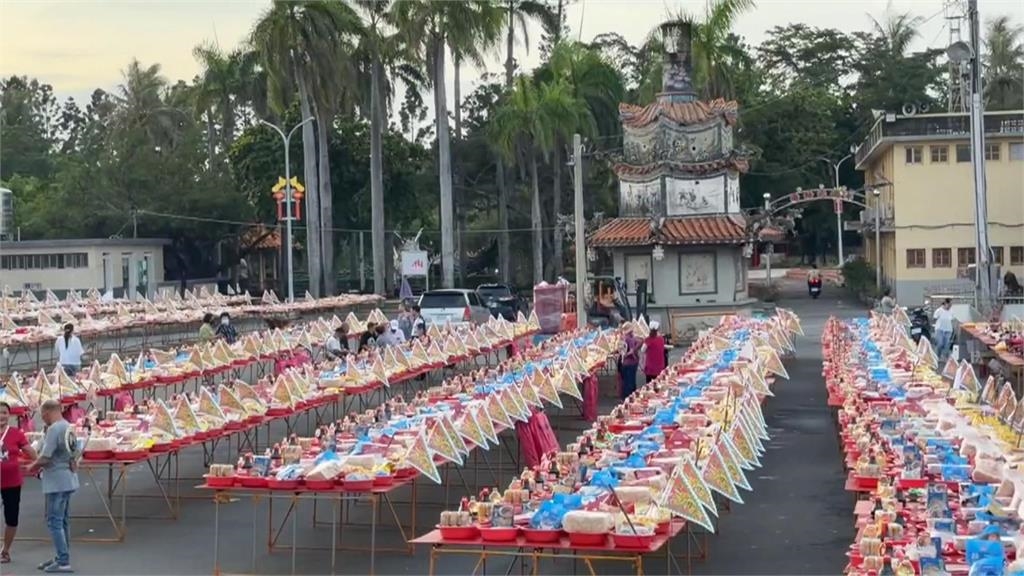 東石港口宮「十一角頭中元祭」 2780普度桌、普渡豬隻數量創新高