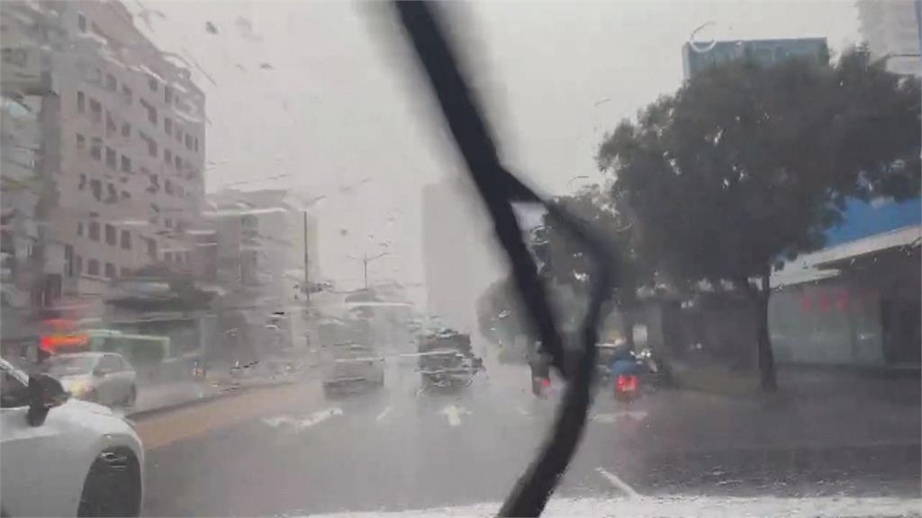 西南風挾帶旺盛水氣 高雄又暴雨多處積淹水