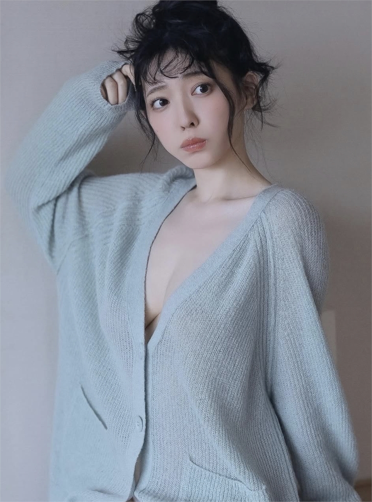 套裝包不住名品身材!男學生狂盯凍未條 清純女師轉戰暗黑界爆紅