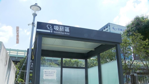 北市停車場吸菸區裝扶手　網諷：過不久就會出現吊環