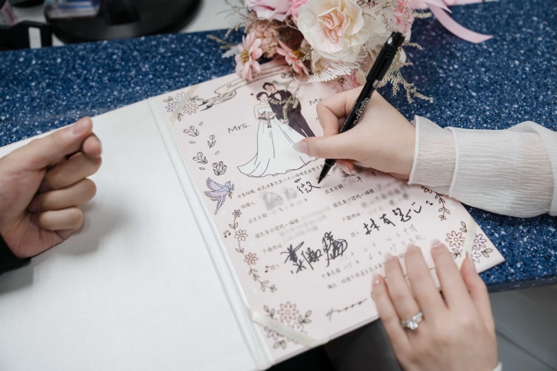 粉絲找到蕭敬騰當證婚人。（圖／翻攝IG／vivi___luo)