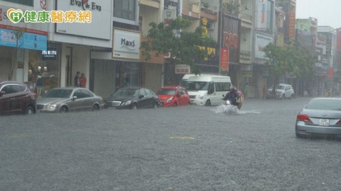豪雨淹水後發燒別當感冒！醫點名「2疾病」嚴重恐腎衰竭、敗血症