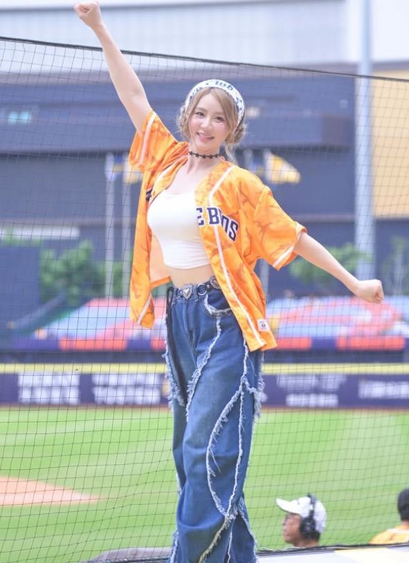 才跳到胸罩跑脖上!啦啦隊「青筋女神」走秀被搭訕 男模吐1句她驚「阿嬤內褲」被看光