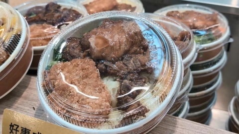 噁!台鐵便當吃到一半驚見小強 台鐵致歉:加強管理