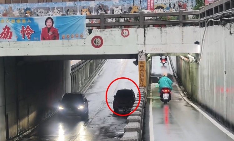 彰化下暴雨!咕嚕咕嚕 馬路變水路 民生地道淹水車拋錨