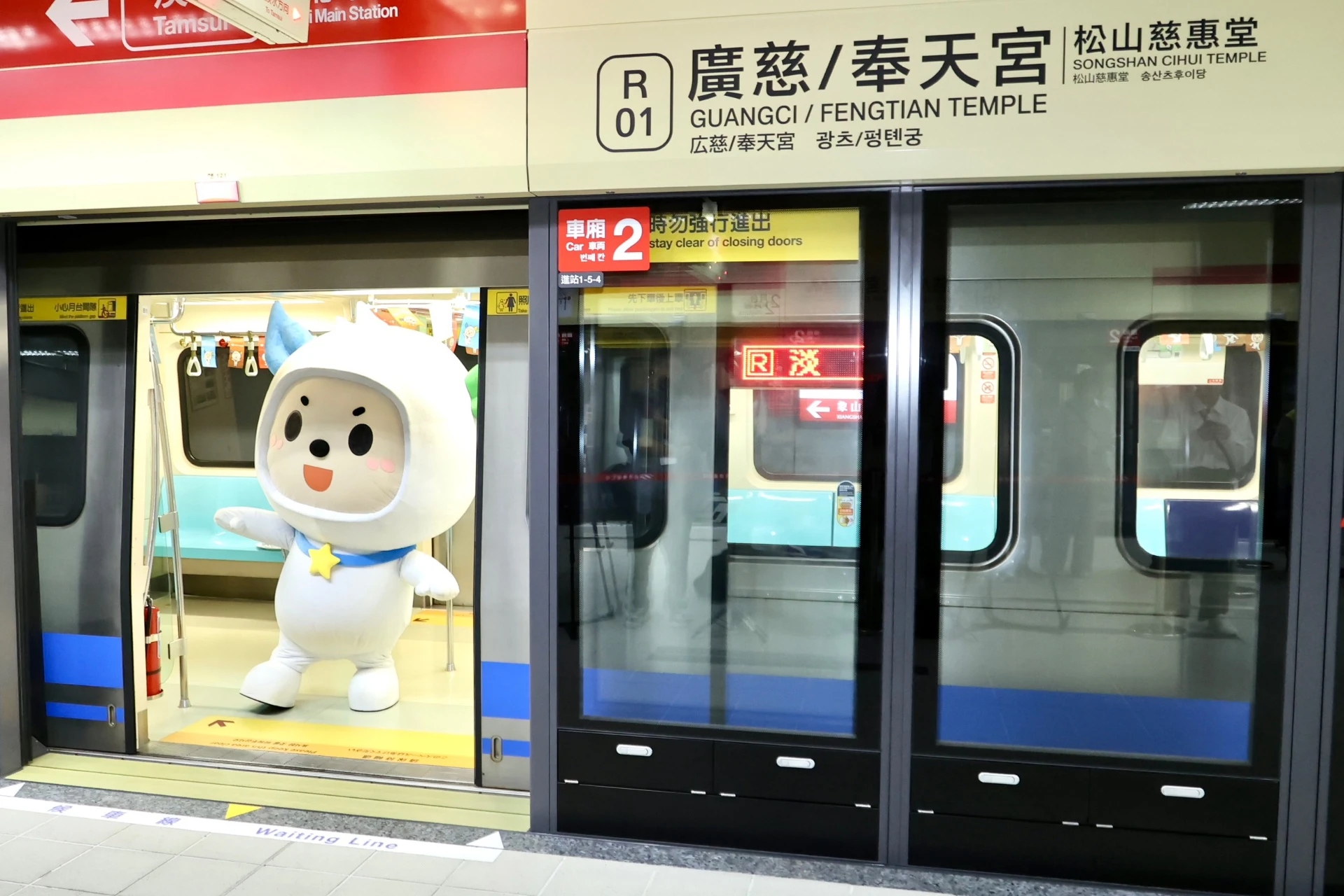 通車典禮的吉祥物，以及車相內飾設計。（王侑聖攝）