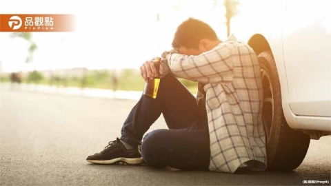 百果山深夜驚見男子「大字橫躺」路中央!駕駛嚇喊:撞鬼了