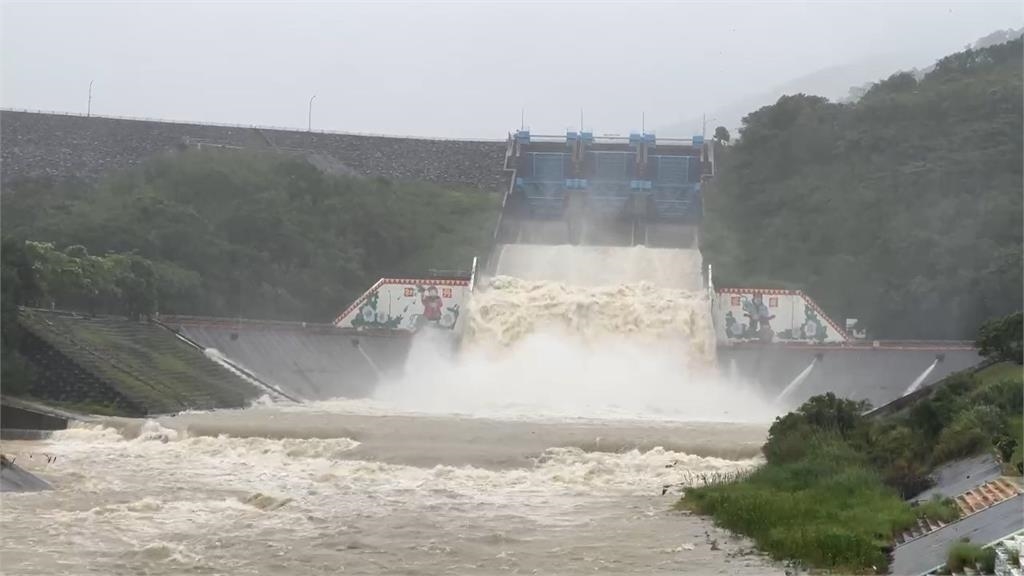 快新聞/水流狂瀉而下!牡丹水庫啟動洩洪 宛若「洪災」畫面曝光