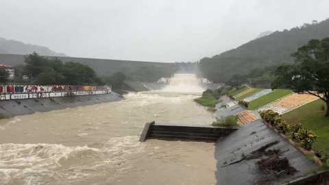水流狂瀉而下!牡丹水庫啟動洩洪 宛若「洪災」畫面曝光