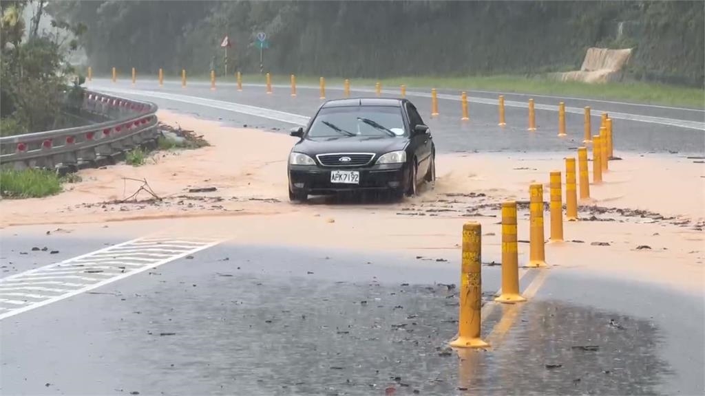 台東豪雨國家級警報！　台9線道路大量土石流阻交通