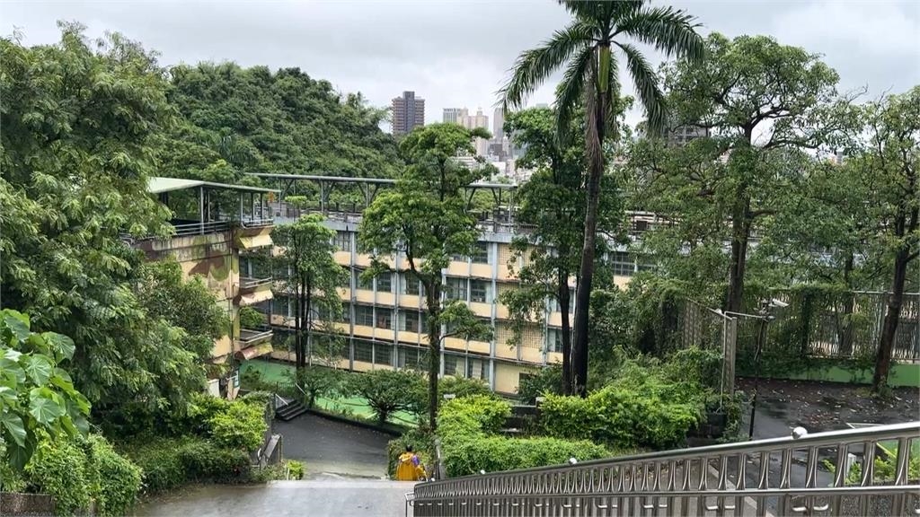 連日大雨! 高雄壽山國中校園嚴重毀損 校方暫緩開學