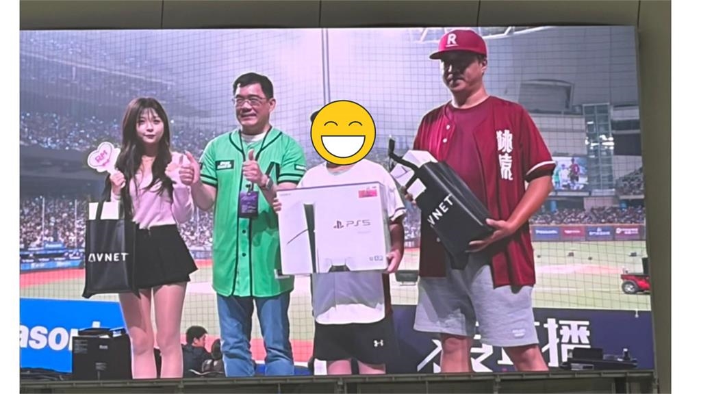 大巨蛋最暖一刻！猿迷贏PS5送男童「父親再捐2萬」網友激動喊：找他開球