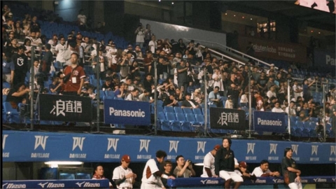大巨蛋最暖一刻!猿迷贏PS5送男童「父親再捐2萬」網友激動喊:找他開球