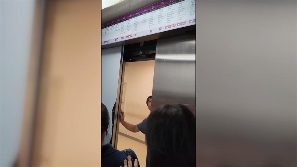 驚魂!台中大遠百「電梯故障」 逾20人受困15分鐘熱到狂搧風