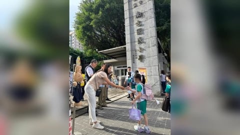 90年代玉女歌手驚喜現身!國小開學日迎學童 新身分曝光