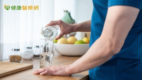 血尿、腰痛如刀割!竟是泌尿道結石作怪 醫揭解決痛點對策