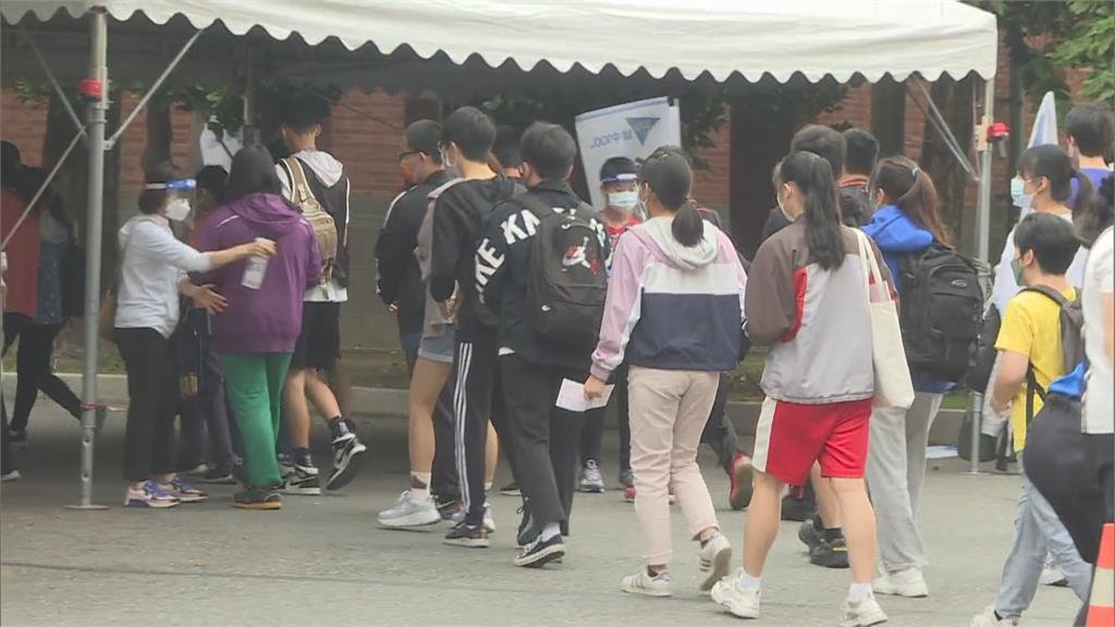 快新聞／開學流感潮爆發了？上週就診人次驚傳「飆破10萬」　新冠確診數也曝光