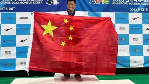 綜合/前跆拳道教練曾舉五星旗!中風欠債混不下去想依親來台網友喊:舉旗氣魄怎不見?