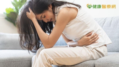 妙齡女經期劇烈腹痛找不到原因　醫揭罕病「急性間歇性紫質症」