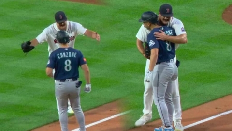 MLB(影)／史上最暖觸殺！紅襪投手攔路「愛的抱抱」　對手回抱「笑著出局」