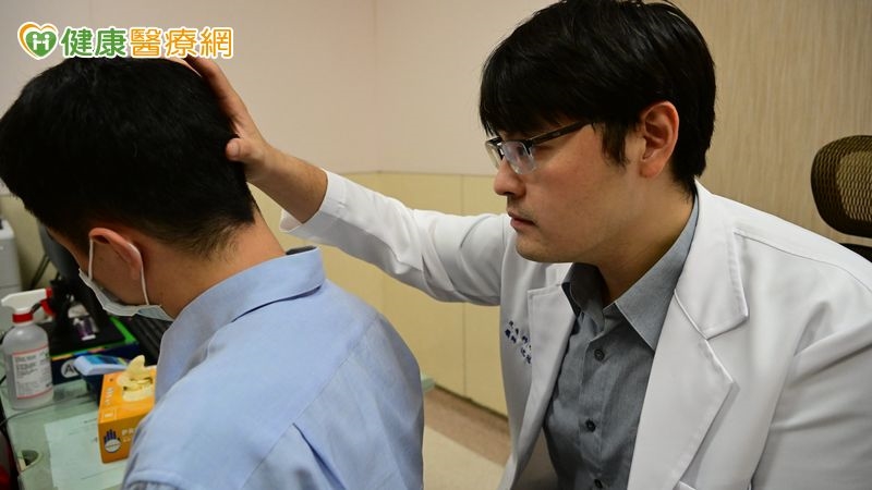 50歲男皮膚過敏2年沒好!紅斑一路蔓延到指甲 就醫才知是「乾癬」