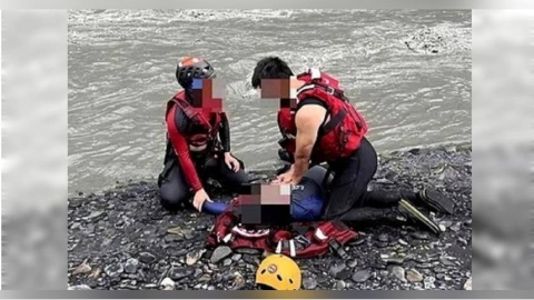 救人反遭濁激流吞噬!50歲消防員救援翻艇殉職 小孩最小才5歲、原訂明年退休