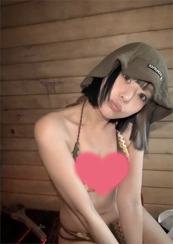 51歲男星吞嫩草!小17歲辣妹「跪床私照」下衣失蹤嬌嗔:臭老頭