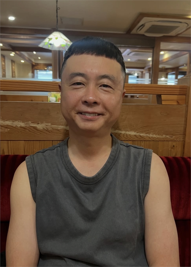 51歲男星吞嫩草!小17歲辣妹「跪床私照」下衣失蹤嬌嗔:臭老頭