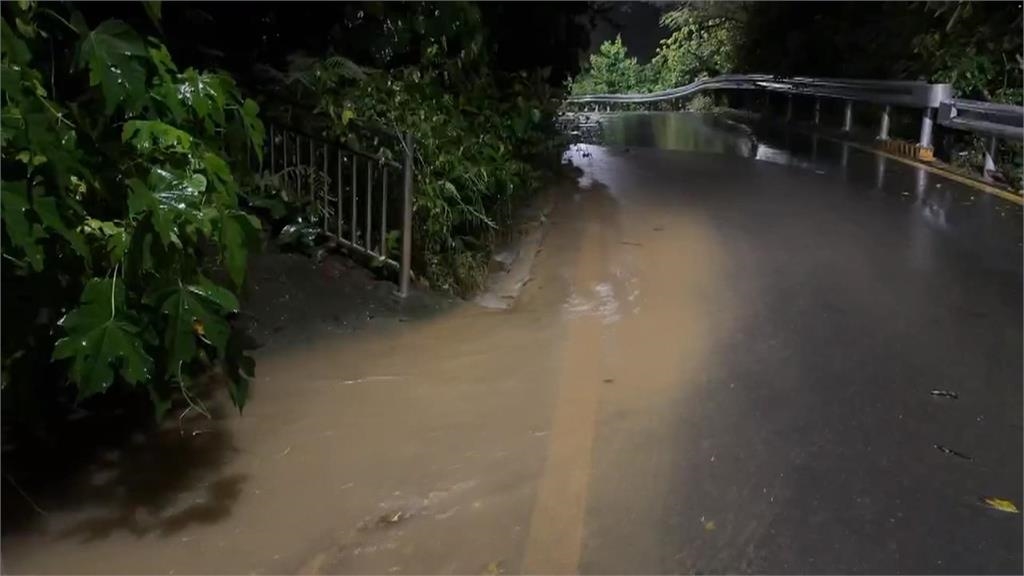 高雄「8月雨狂下1712毫米」! 樹倒波及2車、步道泥流滾滾