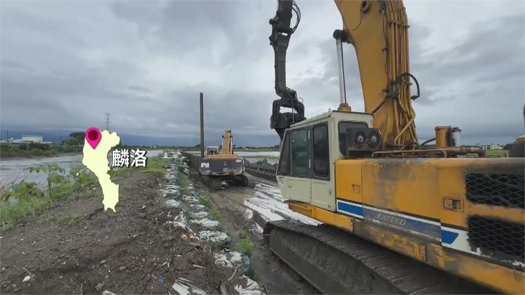 屏東大雨釀淹! 民眾涉水前進 拖板車路滑撞分隔島釀停電