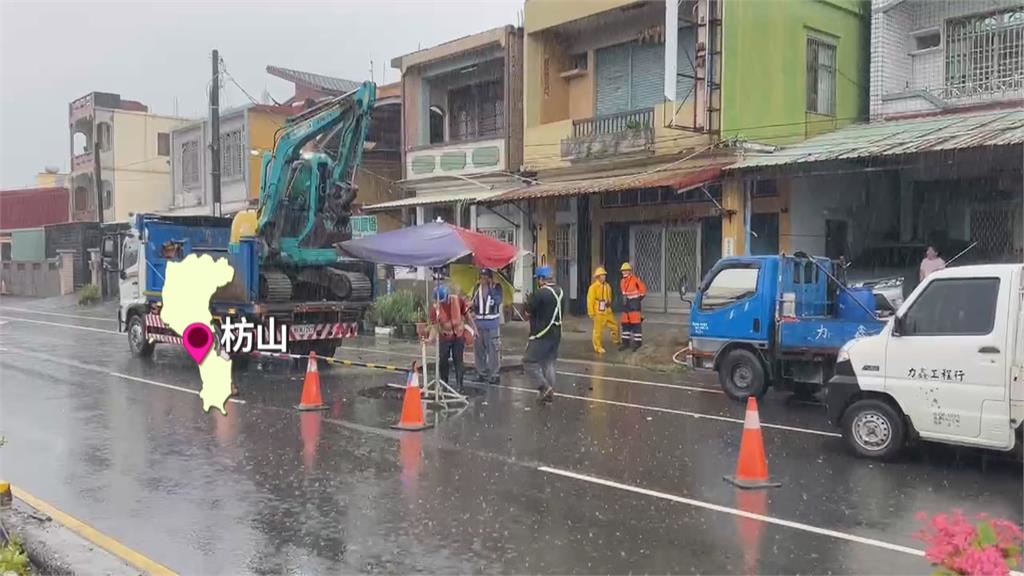 屏東大雨釀淹! 民眾涉水前進 拖板車路滑撞分隔島釀停電