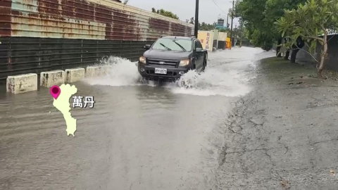 屏東大雨釀淹！　民眾涉水前進　拖板車路滑撞分隔島釀停電