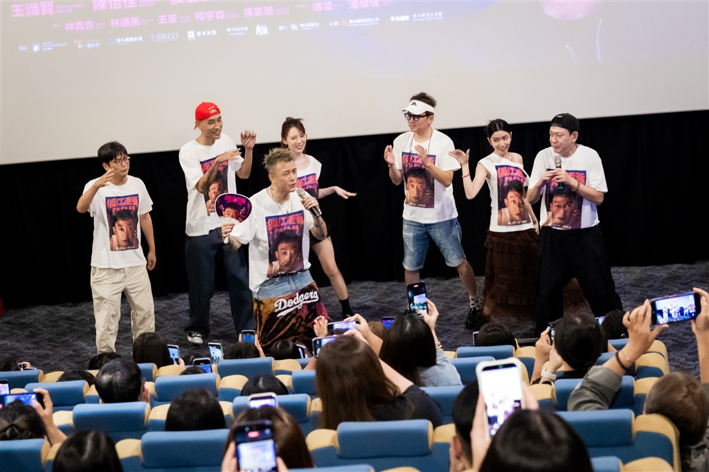 電影《網紅老爸》票房破2千萬,主演群現身電影院(照片提供:曼尼娛樂)