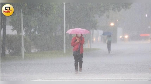 南部8月狂下雨「紫爆到變黑」 氣象專家傻眼:相當少見
