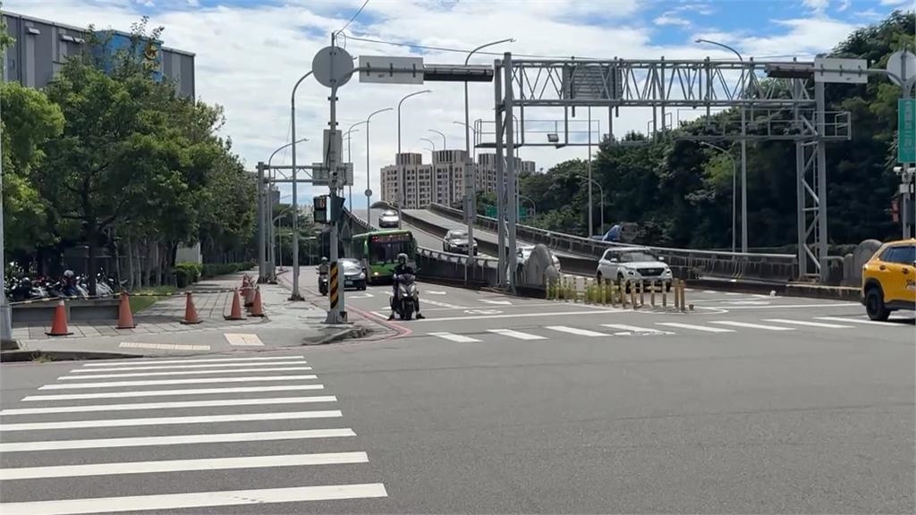 誤闖?上班尖峰時段驚見路跑團 跑上台中烏日高鐵陸橋