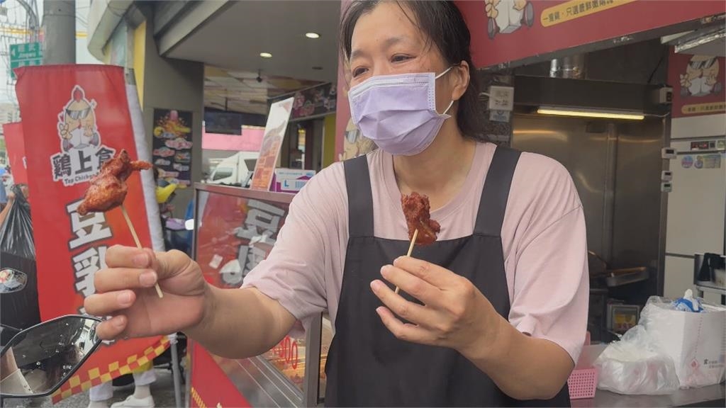 大雨也澆不熄愛吃豆乳雞的心 鐵粉冒雨現身 店員感動送雞翅喊:真愛!