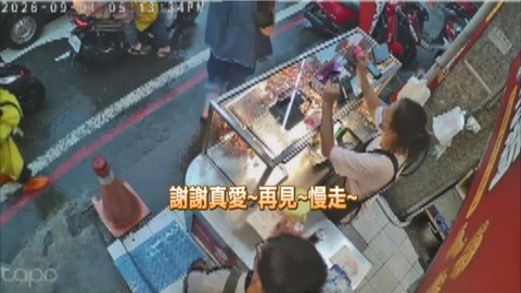 大雨也澆不熄愛吃豆乳雞的心 鐵粉冒雨現身 店員感動送雞翅喊:真愛!