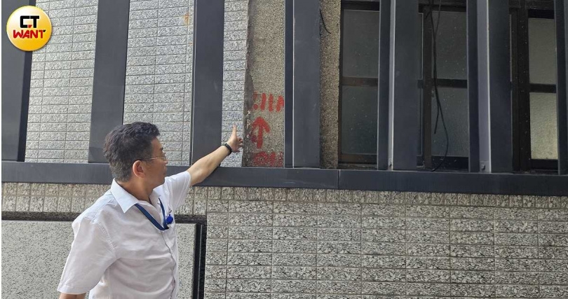 社區總幹事指出校舍越界範圍。(圖/劉松霖攝)